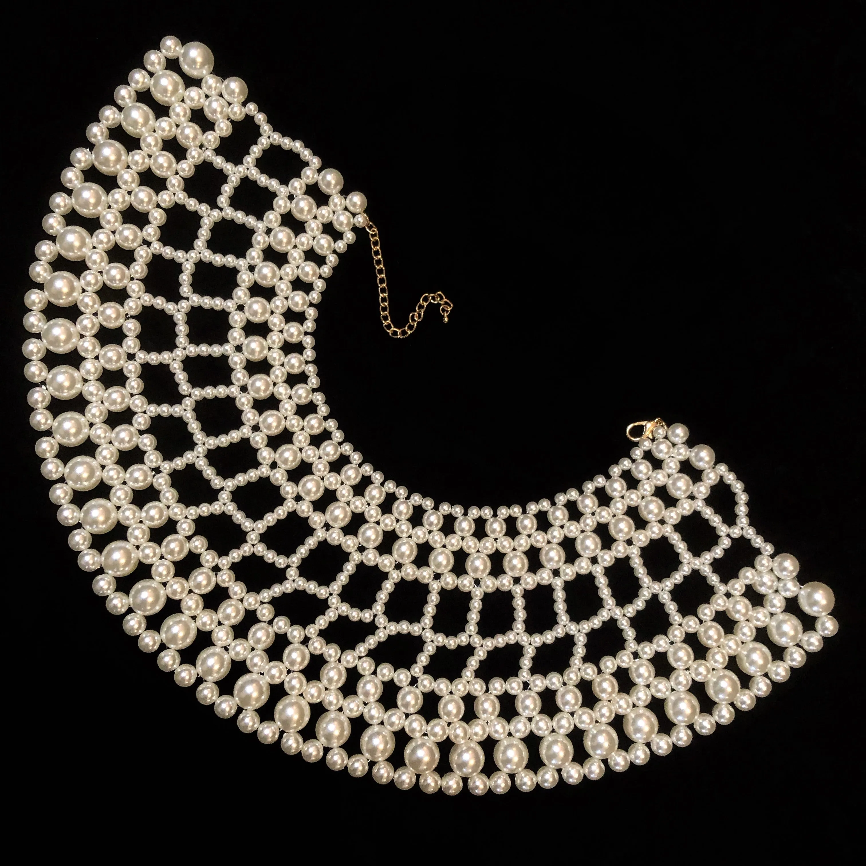 A PEARL LATTICE COLLAR