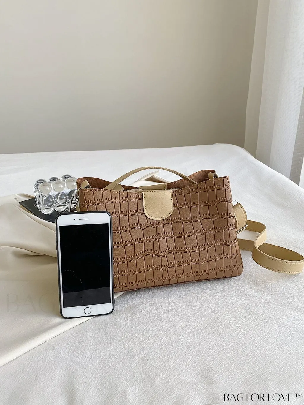 BagForLove - Stylish Crocodile Pattern Handbag: Adjustable Shoulder Strap, Timeless Fashion