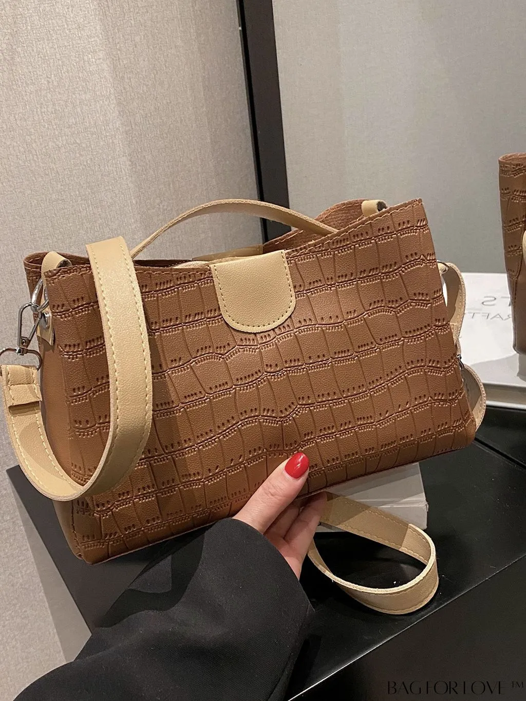 BagForLove - Stylish Crocodile Pattern Handbag: Adjustable Shoulder Strap, Timeless Fashion