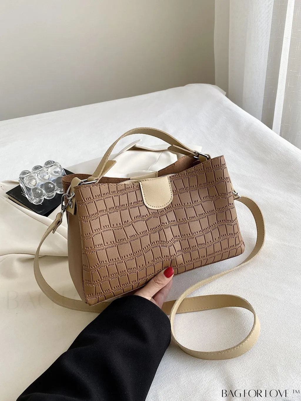 BagForLove - Stylish Crocodile Pattern Handbag: Adjustable Shoulder Strap, Timeless Fashion