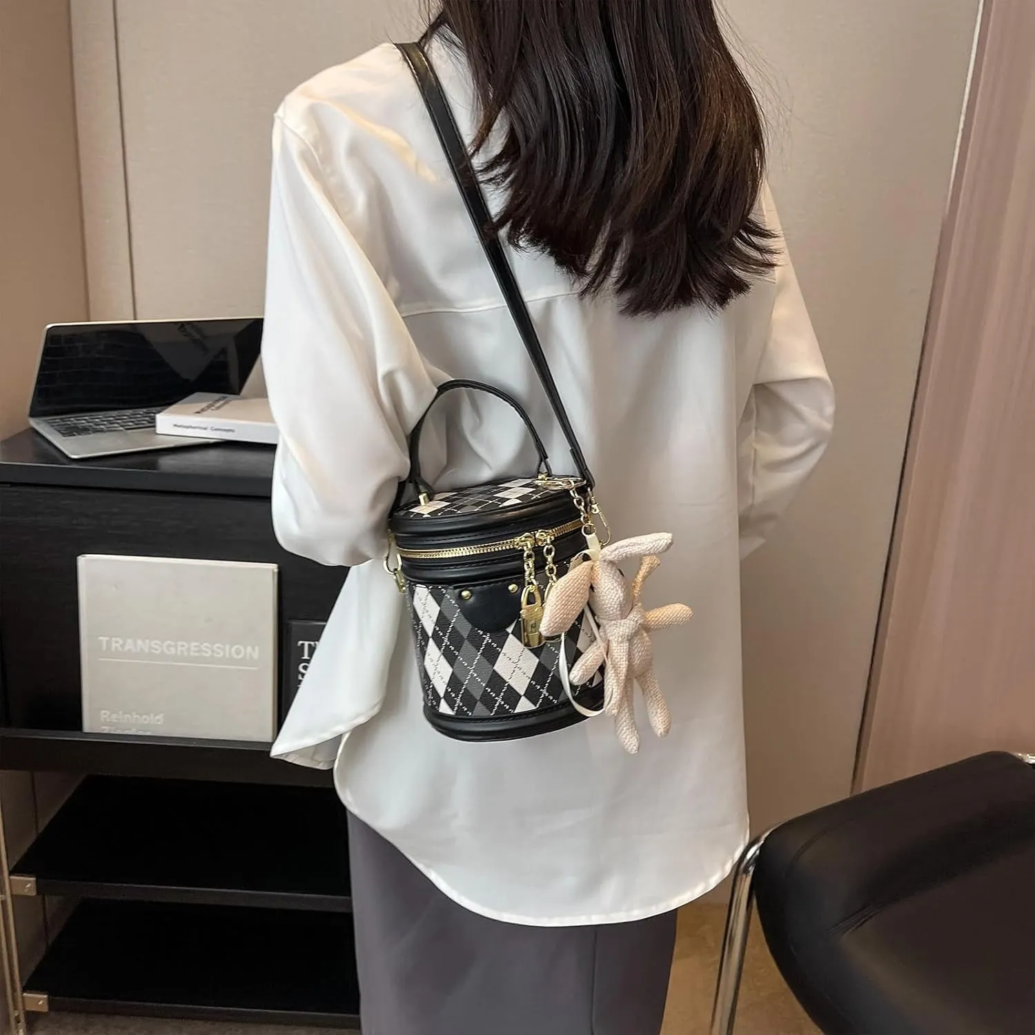 Cute PU Leather Small Barrel Handbag Fashionable Shoulder Crossbody Bag for Everyday Wear