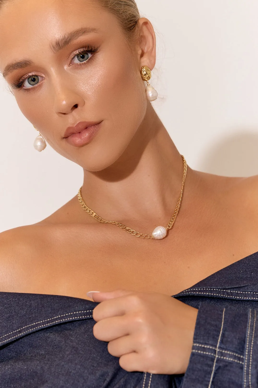 Pearl Centre Flat Chain Short Necklace (Gold/Cream)