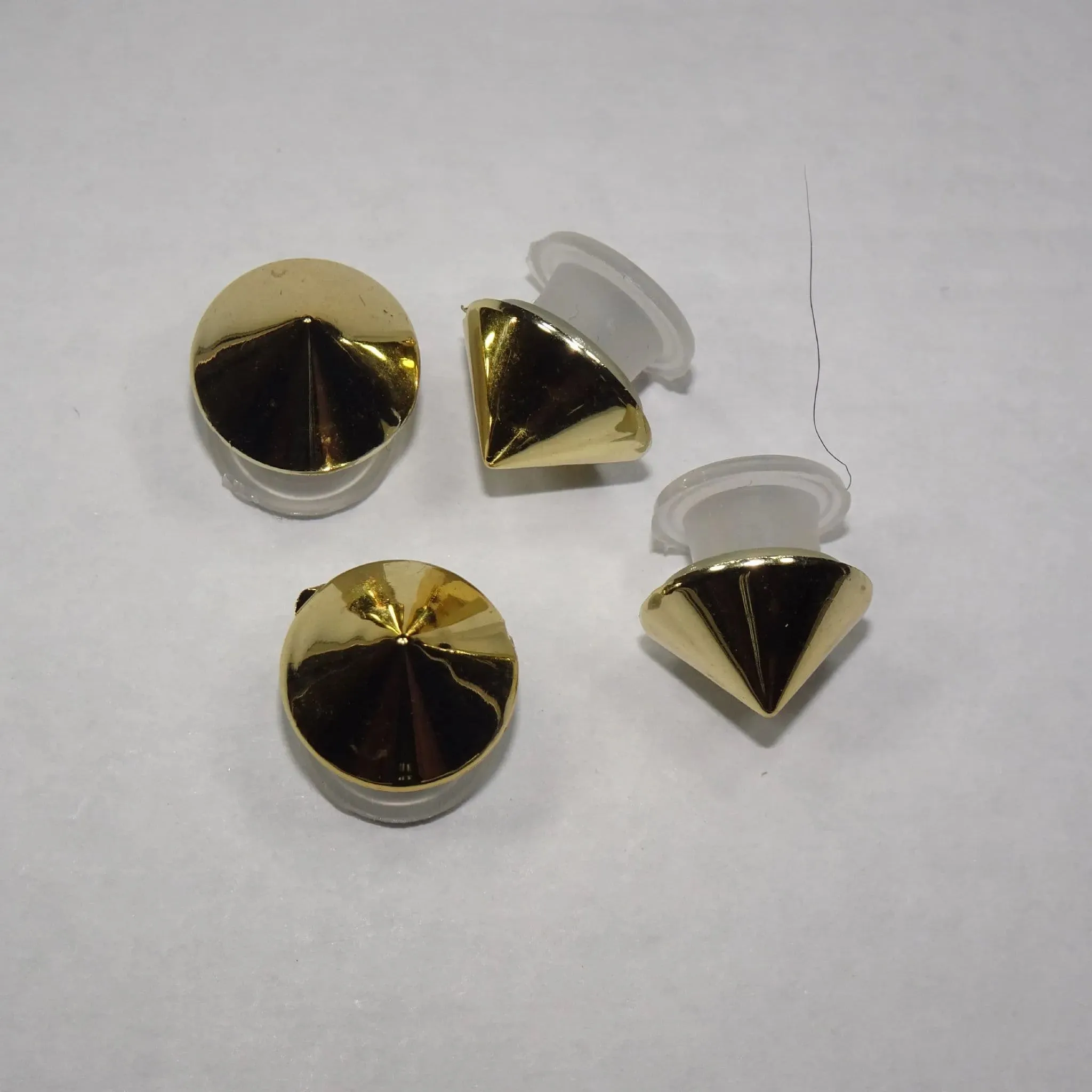 Shoe charms - 4 round pyramid studs gold