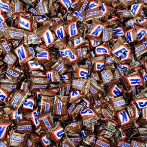 SnickersMinis Chocolate Caramel Candy Bars - Individually Wrapped Candy - with Roasted Peanuts, Nougat, Caramel, and Milk Chocolate – Bulk Candy (1 Pound)
