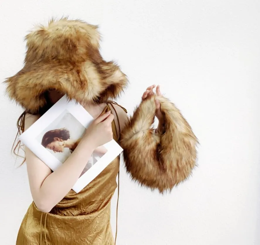 YXCFEWD Furry Heart Shaped Crossbody Bag for Women - Plush Y2K Handbag with Soft Shoulder Strap